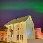 Enjoy Reykjavík Yellow Door Apartment
